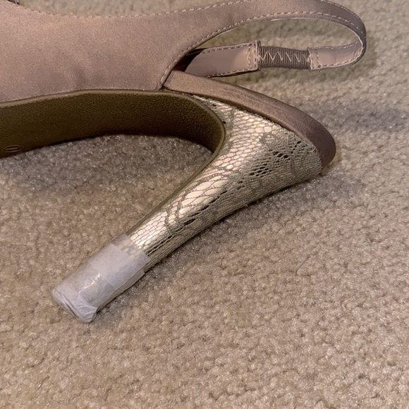 Heels, Gorgeous beige satin w/gold accents by Paula Abdul, size 7 - Picture 11 of 11